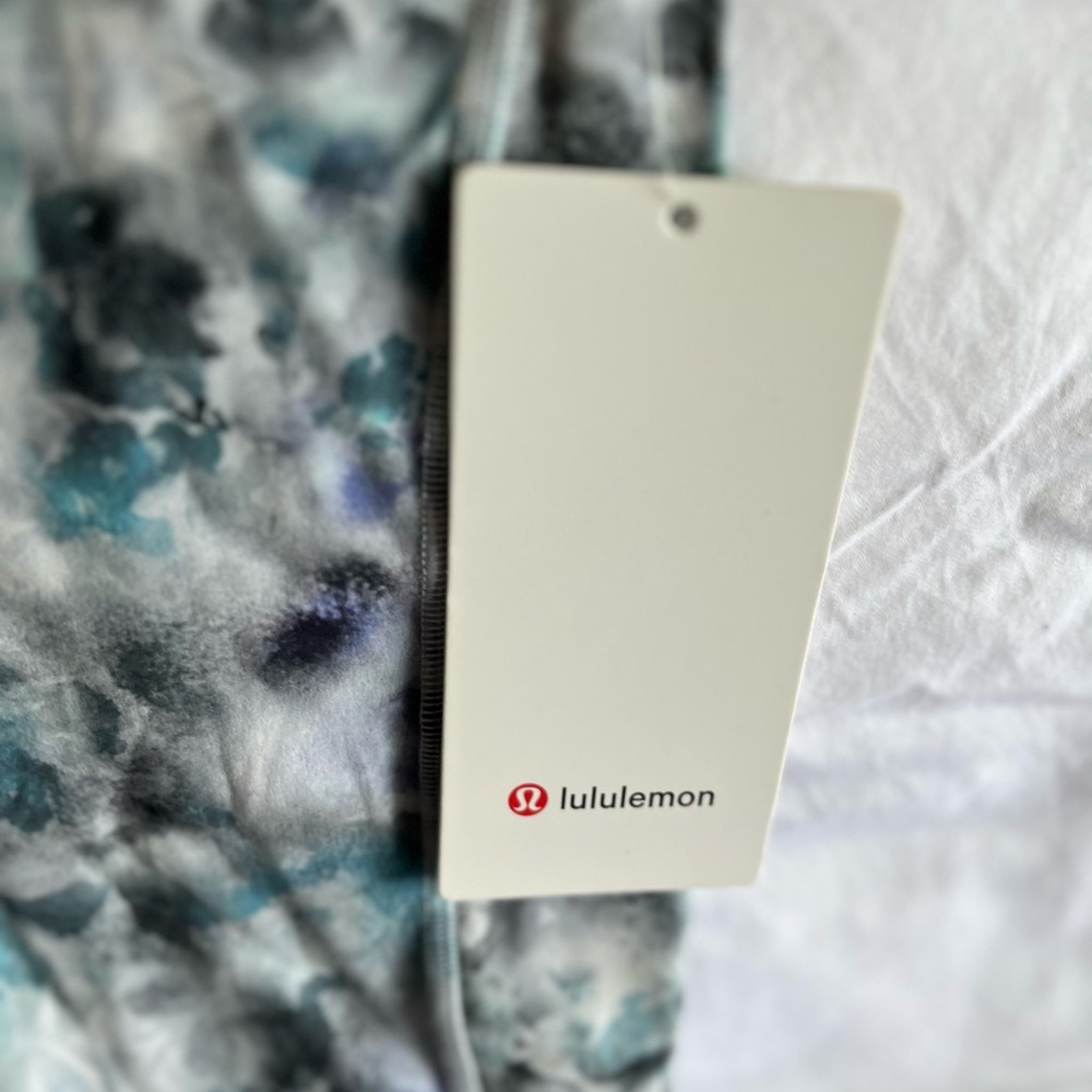 🍋 🍋NWT Lululemon Cropped workout leggings, Size 8 - Picture 4 of 6